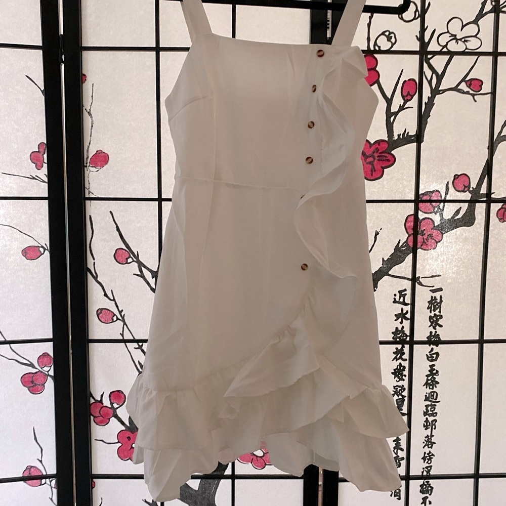 Cute white summer dress. SIZE LRG. On sale